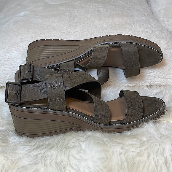 B-52 By Bullboxer Wedge Sandals - Picture 9 of 10